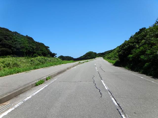 13　島の真裏側はこんな道.JPG