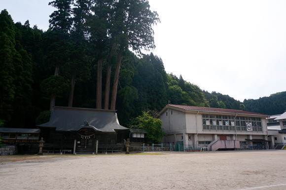 15　学校の敷地にある神社.JPG