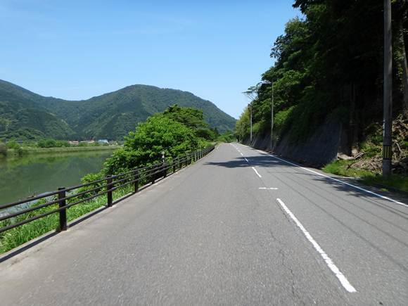 16　大きな川沿い.JPG