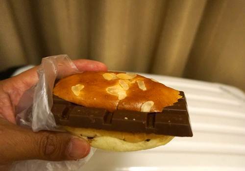 17　ほぼ板チョコのパン（ロイズ）.JPG