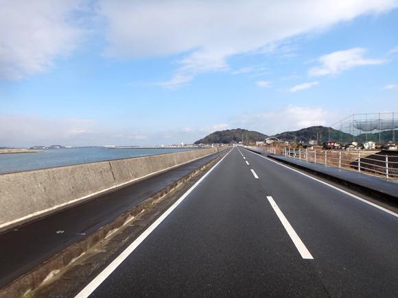 17　向かいの森が蓑島.JPG