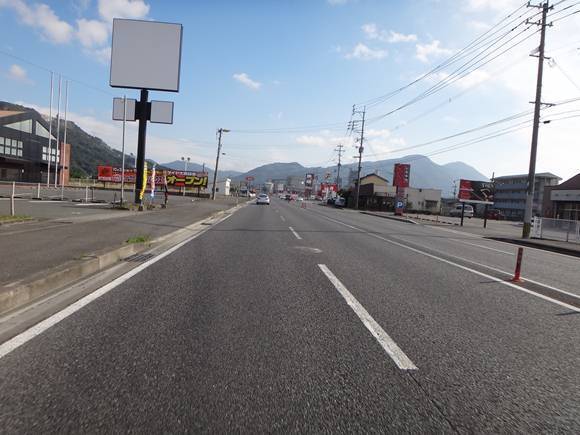 1　看板はユニクロ.JPG