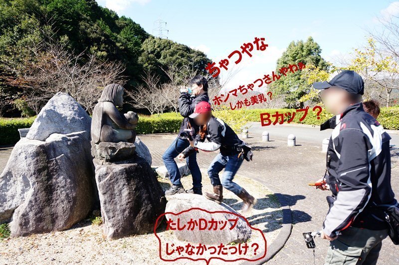 29　カッパで盛り上がる人たち.jpg