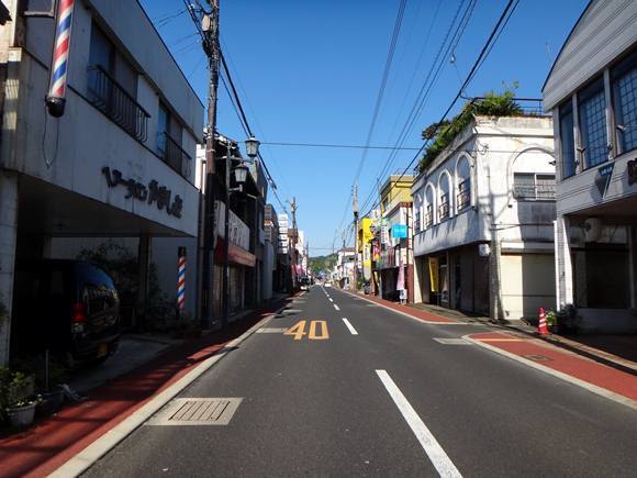 29　地方の街らしい通り.JPG