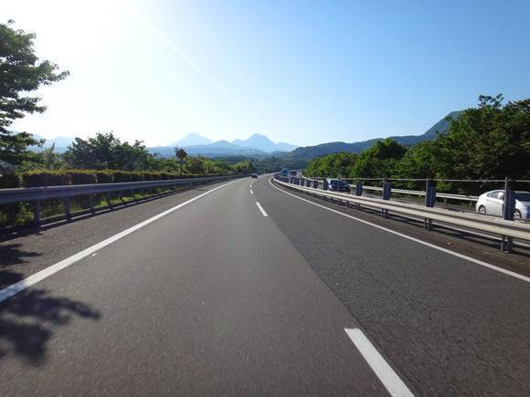 32　ｎさんへ　左の山が由布岳です.JPG