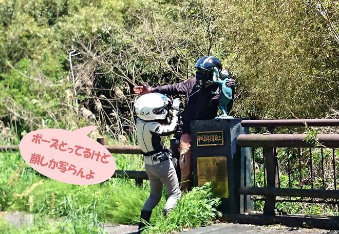 35　カッパと戯れるヘルメット星人.jpg