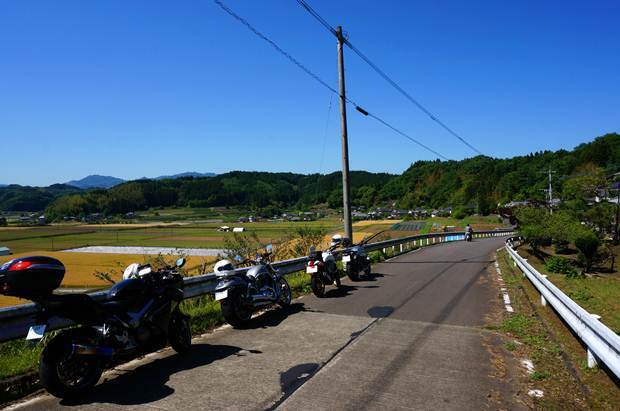 36　みんなノーヘルで乗る村.JPG