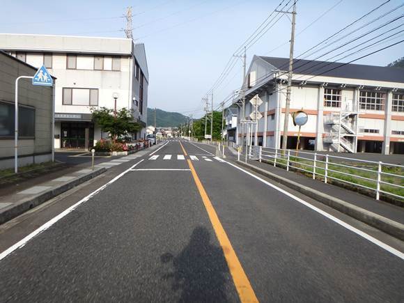 3　小さな町を抜けます.JPG