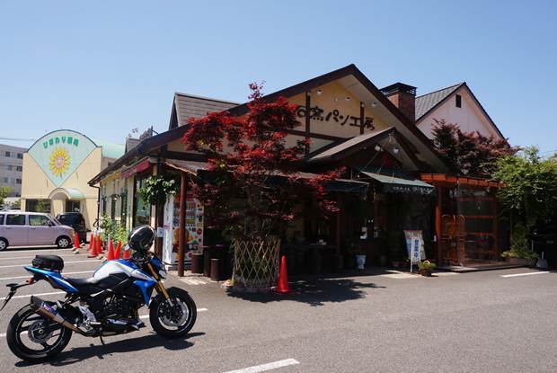 3　街のパン屋さんで朝食.JPG