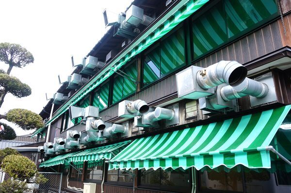 40　インパクトありすぎなお店の裏.JPG