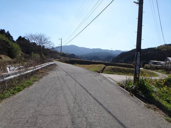 4　真正面に見える山に登ってみます.JPG