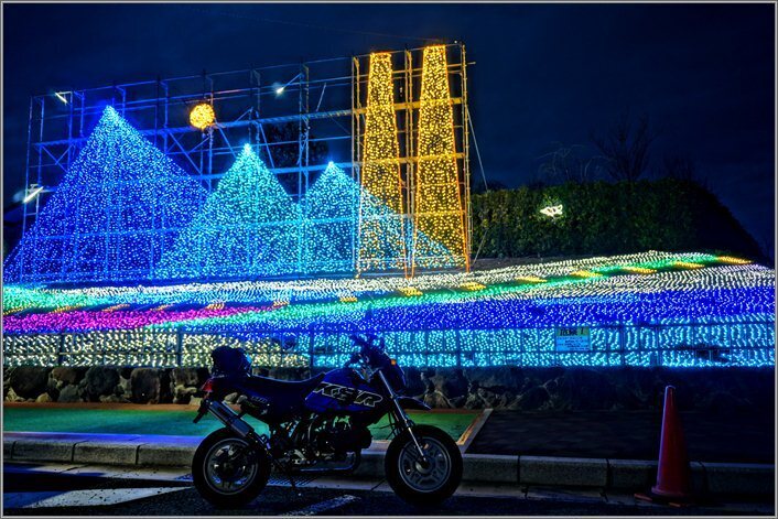 54　廃墟ハンター用バイクと廃墟.JPG