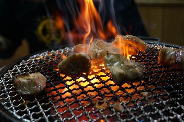 54　鶏は火柱があがるぐらいが香ばしい.JPG