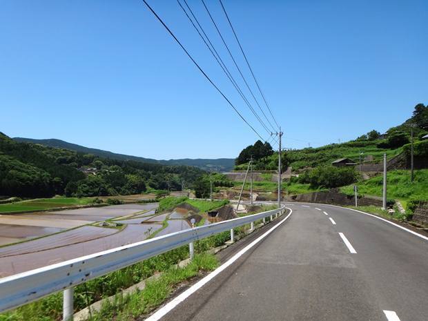 8　棚田に囲まれた道.JPG